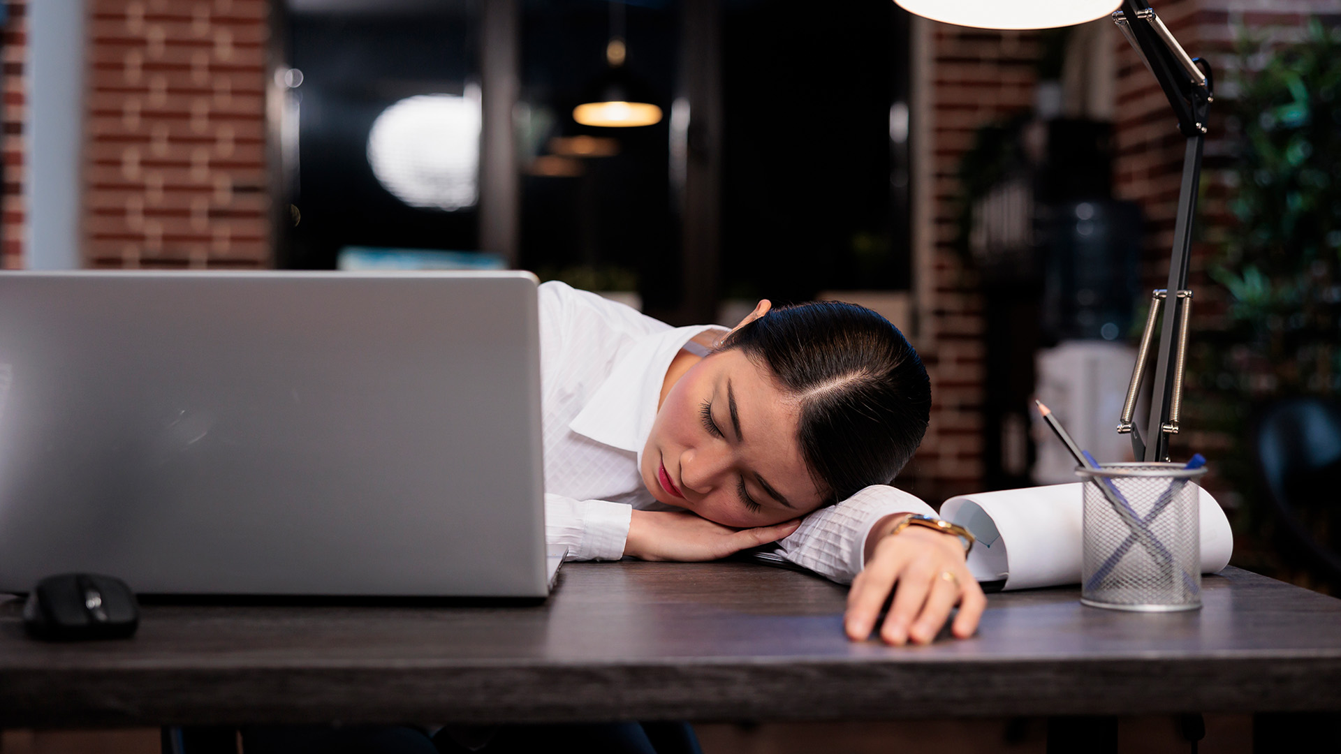A woman at her laptop experiencing learner fatigue while virtual training